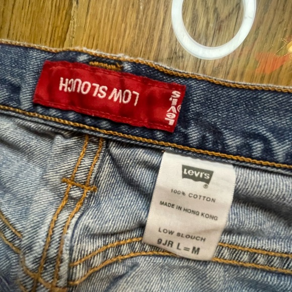 Y2K Levi’s women’s size 9 low slouch jeans pre-loved some wear on cuffs - Picture 3 of 3